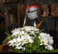 Kars'ta çiçekçiler Öğretmenler Günü için çiçekleri dezenfekte ediyor