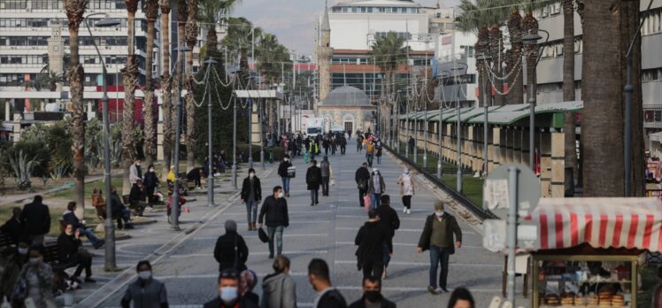Kovid-19 vaka sayısında artış kaydedilen İzmir'in işlek noktalarında yoğunluk gözlendi