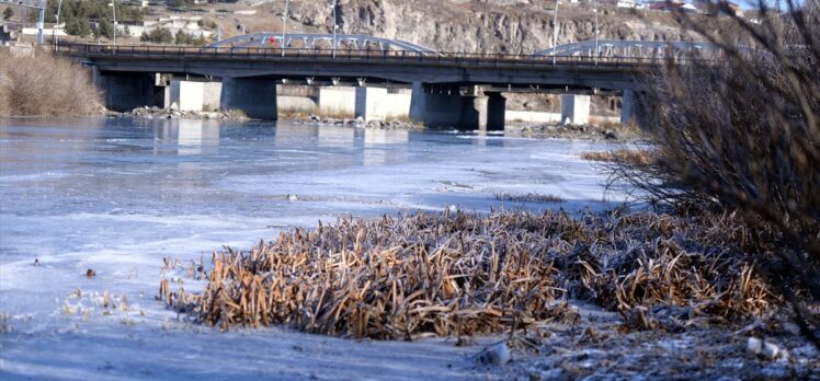 Kura Nehri'nin yüzeyi buzla kaplandı