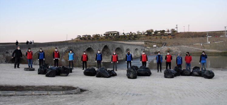 Muş'ta gönüllü gençler, topladıkları atıklarla “çöp” yazarak mesaj verdi
