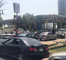Nijerya'da akaryakıt sektörü çalışanları greve başladı, benzinliklerin önünde kuyruklar oluştu