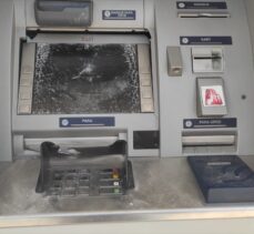 Polise gidip bir iş yerinden hırsızlık yaptığını ve ATM'lere zarar verdiğini itiraf etti