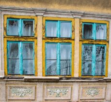 Prizren'in yıkılan evlerinin kapı ve pencereleri sergide buluştu