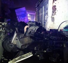 Sakarya'da tırla kamyon çarpıştı: 2 yaralı