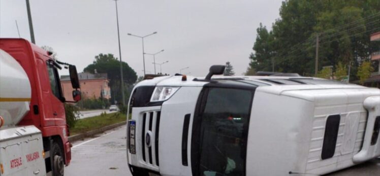 Samsun'da minibüsün devrilmesi sonucu 2 özel harekat polisi yaralandı