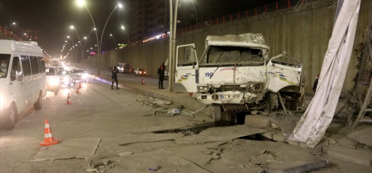 Şanlıurfa'da çarpışan araçların üst geçitten düşmesi sonucu yaralananlardan biri kaybetti