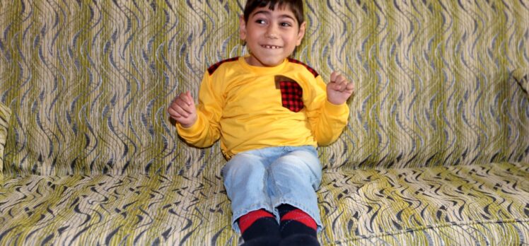 Serebral palsi hastası minik Ömer yaşıtlarıyla oynayabilmenin hayalini kuruyor