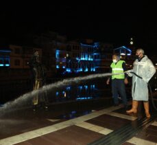 Sokağa çıkma kısıtlamasını fırsat bilen belediye ekibi Amasya'yı köpüklü suyla yıkıyor