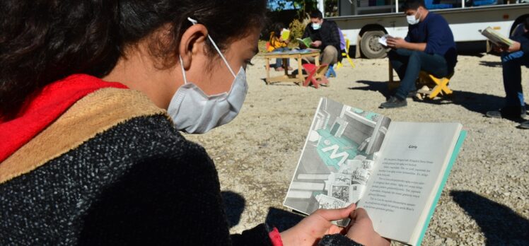 Suriye sınırındaki bini aşkın öğrenciyi kitapla buluşturdular