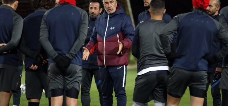 Teknik direktör Samet Aybaba, Kayserispor'da ilk antrenmanına çıktı