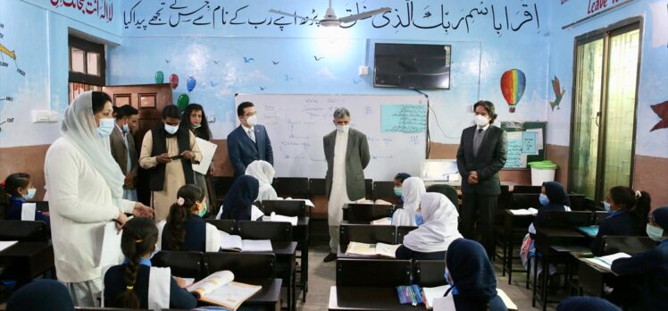TİKA, Pakistan'da kız öğrencilerin eğitim gördüğü okulu yeniledi