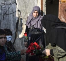 Türk ve İsviçreli aktivist kadınlar İdlib'deki kamplarda bulunan kadınlara gül dağıttı