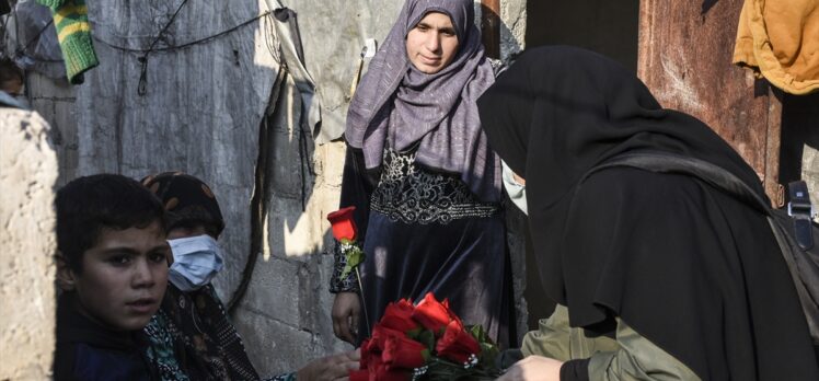 Türk ve İsviçreli aktivist kadınlar İdlib'deki kamplarda bulunan kadınlara gül dağıttı