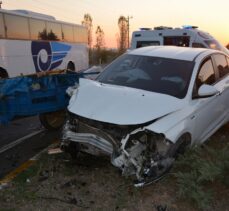 Uşak'ta otomobille traktörün çarpışması sonucu 4 kişi yaralandı