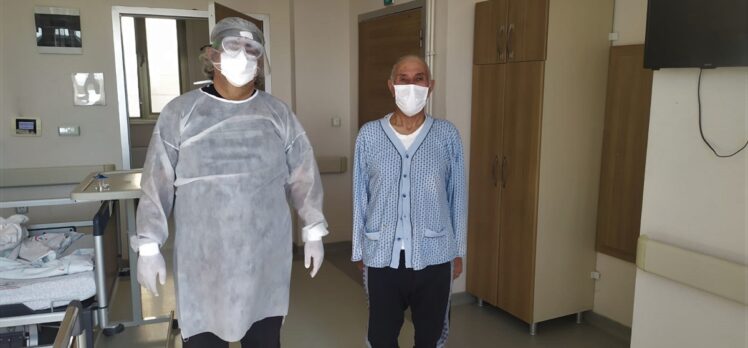 Van'da Kovid-19'u yenen hastalardan sağlık çalışanlarına teşekkür ziyareti
