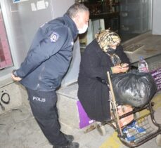 Adana'da belediye otobüsüne yetişemeyen kadına polis sahip çıktı