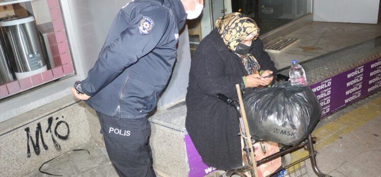 Adana'da belediye otobüsüne yetişemeyen kadına polis sahip çıktı