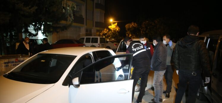 Adana'da çalıntı otomobille polisten kaçmaya çalışan şüpheliler kovalamaca sonucu yakalandı