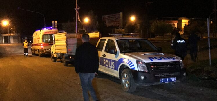 Adana'da pikap drenaj kanalına devrildi, 5 kişi yaralandı