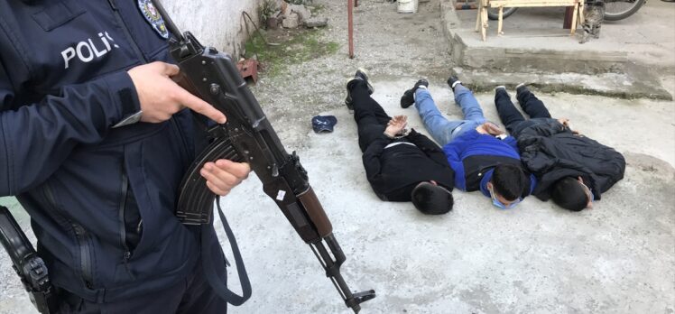 Adana'da polise silah çekip kaçmak isteyen 4 şüpheli yakalandı