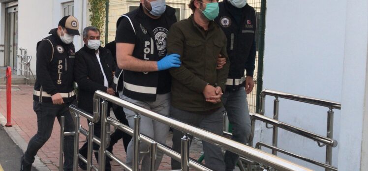 Adana'daki rüşvet operasyonunda gözaltına alınan 17 şüpheli adliyeye sevk edildi