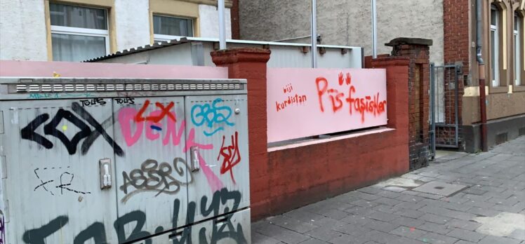 Almanya'da terör örgütü yandaşlarından camiye boyalı saldırı