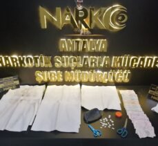 Antalya'da kağıda emdirilmiş uyuşturucu sattıkları iddia edilen 2 zanlı tutuklandı