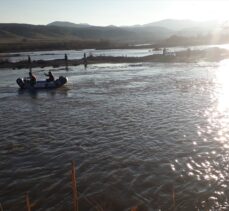 Baraj kapaklarının açılmasıyla Murat Nehri'ndeki adacıkta mahsur kalan 6 kişi kurtarıldı