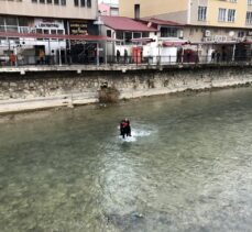 Bayburt'ta köprüden düşen kişiyi itfaiye ekipleri kurtardı