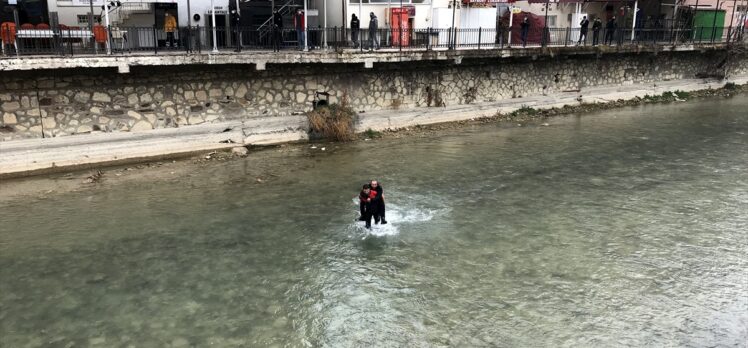 Bayburt'ta köprüden düşen kişiyi itfaiye ekipleri kurtardı
