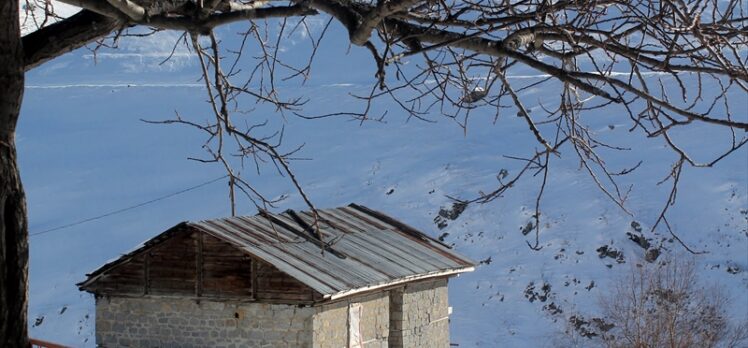 Bayburt'ta yüksek rakımlı köyler kışla sessizliğe büründü