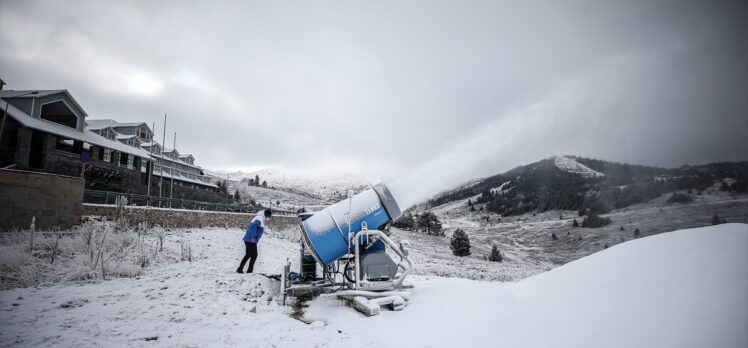 “Beyaz örtüye hasret” Uludağ'da pistlere suni kar yağdırılıyor