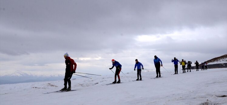 Bitlis'te kayaklı koşu takımı, Nemrut Dağı'nda antrenman yapıyor