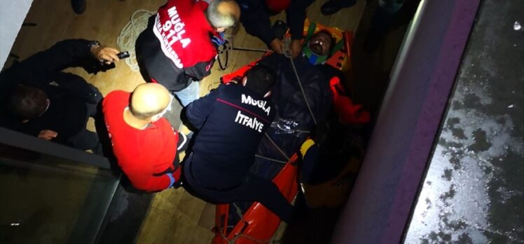 Bodrum'da sipariş götürdüğü evin yanındaki 5 metrelik boşluğa düşen servis elemanı yaralandı