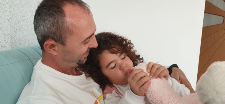 Bursa'da karantinası sona eren sağlıkçı baba kızıyla kucaklaştı
