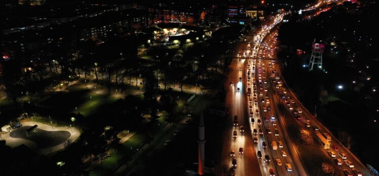 Bursa'da sokağa çıkma kısıtlaması öncesi trafikte yoğunluk yaşandı