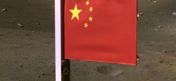 Çang'ı-5 keşif aracı Ay'a Çin bayrağı dikti