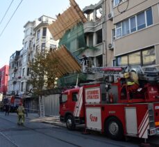 Çemberlitaş'ta boş binadan düşen molozlar nedeniyle tramvay seferleri aksadı