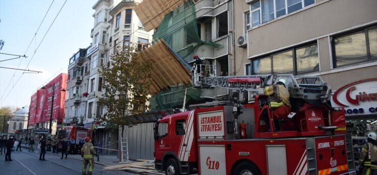 Çemberlitaş'ta boş binadan düşen molozlar nedeniyle tramvay seferleri aksadı