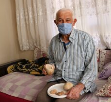 Denizli'de 73 yaşındaki hasta mesanesinden çıkartılan 2 kilogram taşı hatıra olarak saklayacak