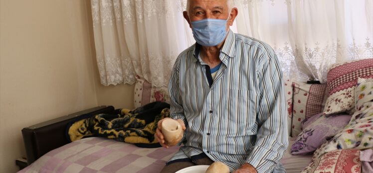 Denizli'de 73 yaşındaki hasta mesanesinden çıkartılan 2 kilogram taşı hatıra olarak saklayacak