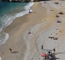 Dünyaca ünlü Kaputaş Plajı'nda deniz, kum ve güneş keyfi