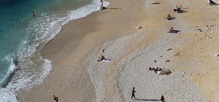 Dünyaca ünlü Kaputaş Plajı'nda deniz, kum ve güneş keyfi