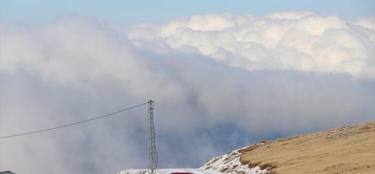 Düzce'nin zirvesindeki kar manzarası havadan görüntülendi