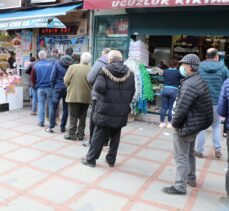 Edirne'de dükkanlar önünde yoğunluk oluşturan vatandaşlar en çok karışık kuru yemiş aldı