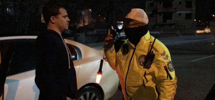 Edirne'de kısıtlamaya uymayan ve polise mukavemet eden alkollü sürücü polis merkezine götürüldü