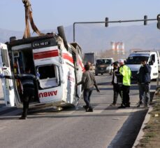 Elazığ'da ambulansla hafif ticari araç çarpıştı: 4 yaralı