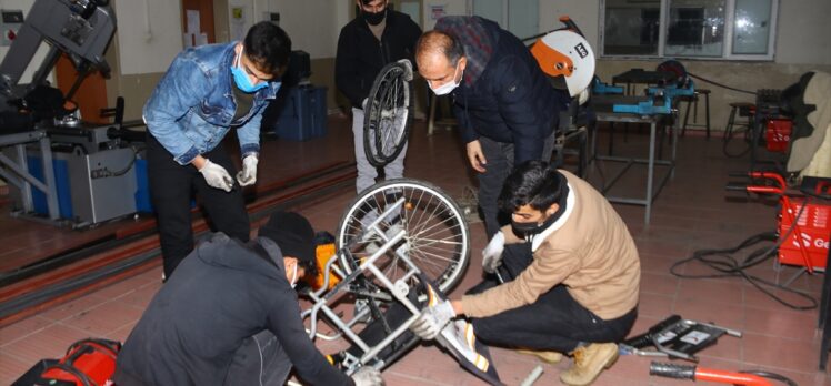 Engellilerin tekerlekli sandalyelerini onaran liseliler gönüllere dokunuyor