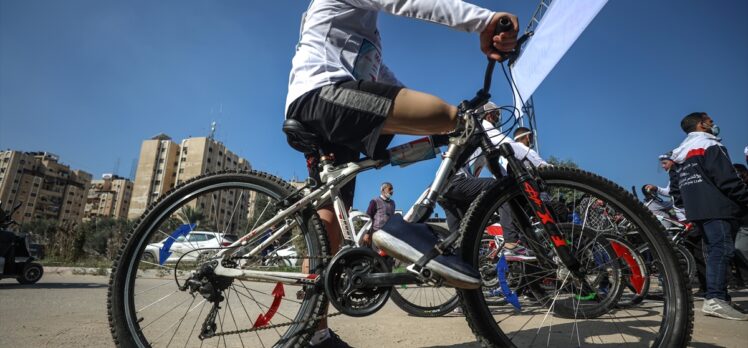 Gazze'de İsrail saldırılarında sakat kalanların katılımıyla “bedensel engelliler bisiklet yarışması” düzenlendi