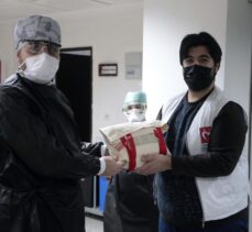 Genç Yeryüzü Doktorları Kulübü Erzurum'daki sağlık çalışanlarına “motivasyon kiti” dağıttı